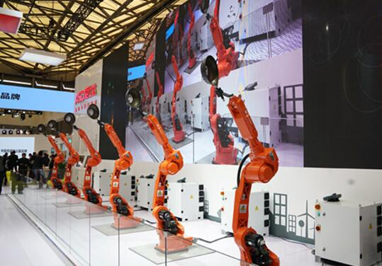 机器换人成制造业发展利器 爱仕达机器人亮相