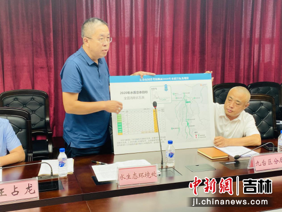 长春市生态环境局水生态环境处副处长张孝生介绍长春市地表水水环境质量状况 李丹/摄