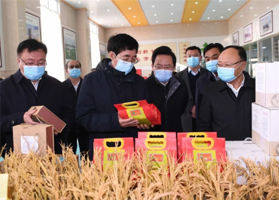 11月11日，巴音朝鲁来到双辽市调研，在春天粮米加工厂实地了解企业生产经营情况