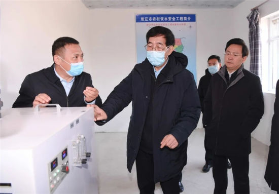 11月11日，巴音朝鲁来到双辽市调研，在卧虎镇六家子村现场察看农村饮水安全工程建设情况