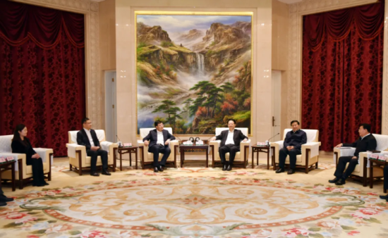 12月10日，省委书记景俊海，省委副书记、代省长韩俊一起在长春会见伊利集团董事长潘刚一行。