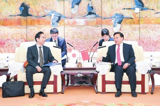 12月23日，省委副书记、代省长韩俊在长春会见日本驻沈阳总领事片江学巳一行。宋锴 摄