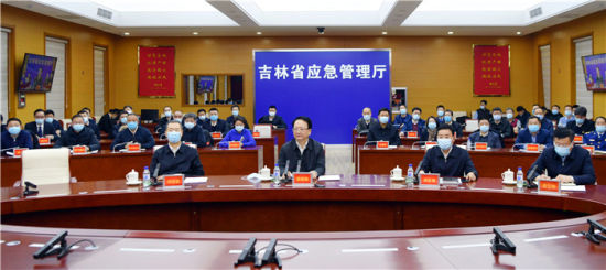 12月31日，省委书记景俊海到省应急管理厅调度部署元旦节日安全等工作。邹乃硕 摄