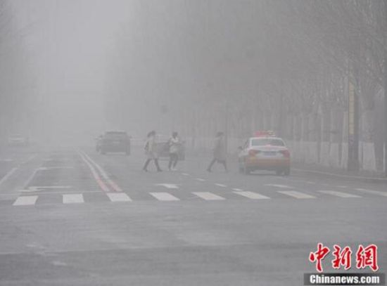 雾气笼罩着城市。刘栋 摄