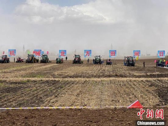 智能化农机设施在吉林四平黑土地上对外展示。　谭伟旗　摄