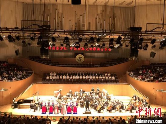 一场具有浓郁潇湘艺术特色的交响歌曲音乐会28日晚间在此间上演。　关耳 摄
