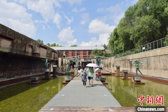 8月15日，吉林省长春市，市民在老净水厂改造的水文化生态园(一期)游玩。 中新社记者 张瑶 摄