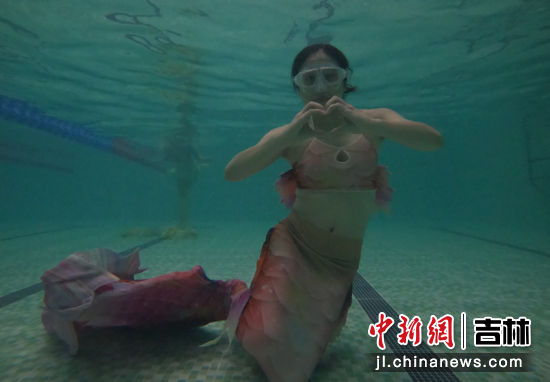 美人鱼教练在水下摆造型 翟磊/摄
