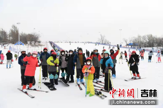 韩在长企业家在冰雪新天地体验滑雪 中韩示范区/供图