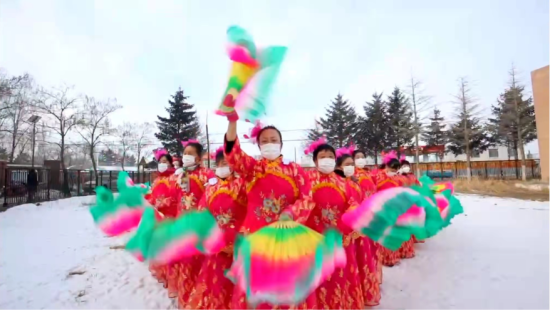 新湖镇文化站夕阳红老年秧歌队献舞《领航》