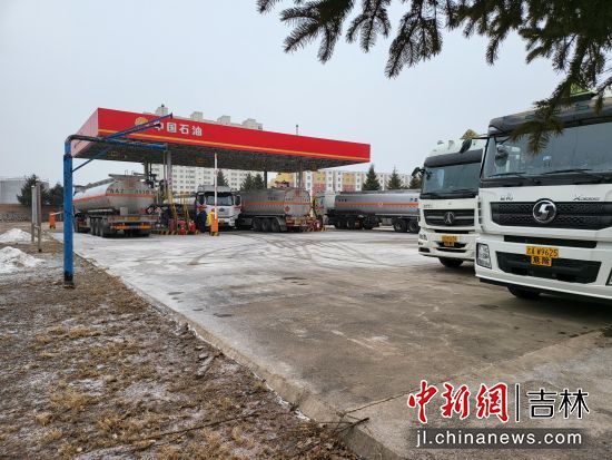 中国石油吉林销售四平分公司郑家屯油库等待加油的油罐车排满了库区。王晨旭/供图