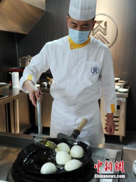 �D��5月26日，吉林工商�W院吉林省�食文化研究院院�L夏金��正在制作“雪衣豆沙”。 中新社�l ��� �z