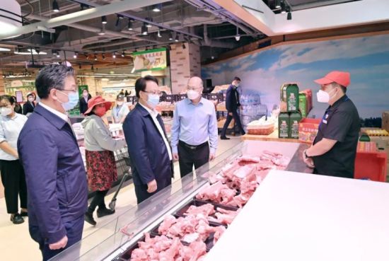 9月5日，吉林省委���景俊海突��z查�L春市疫情防控工作，在�W��新�l超市�c商�店家深入交流，�����近期市�龉��和�r格��忧�r。