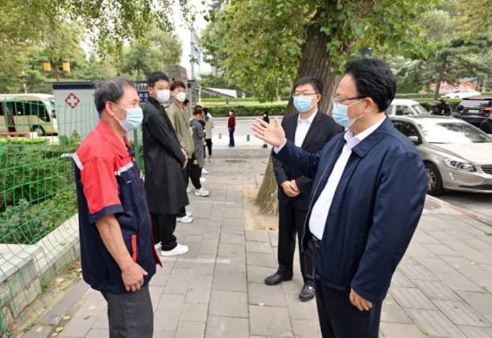 9月5日，吉林省委���景俊海突��z查�L春市疫情防控工作，在牡丹�@便民核酸采�狱c�c排��z�y的群�深入交流。