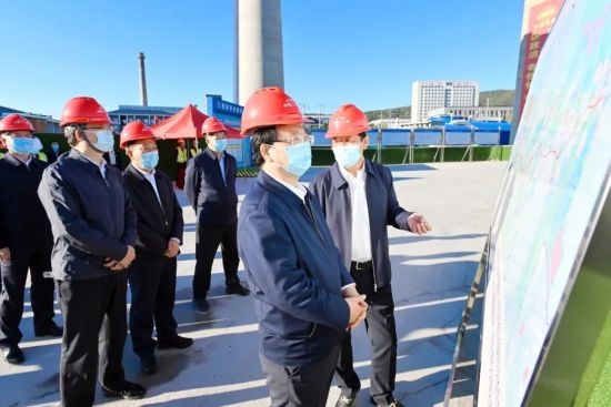 9月21日，省委书记景俊海到通化市调研，在沈白高铁吉林段哈泥河特大桥建设现场实地勘查了解施工进展情况。