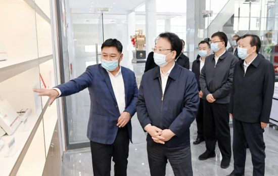 9月22日，省委书记景俊海到通化市调研，在东方红(通化)生物医药公司西洋参产业基地详细了解企业产品研发和销售情况。