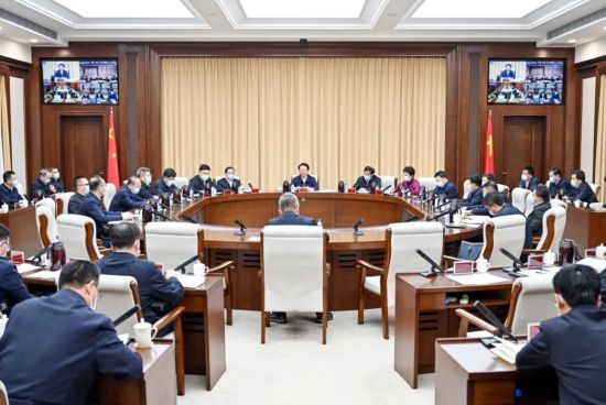 11月23日，吉林省委书记景俊海主持召开省委常委会会议和全省疫情防控工作调度会议