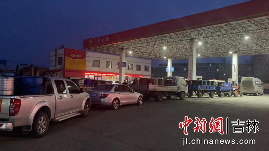 中国石油吉林销售公司加油站不舍昼夜为农户加油。吴嘉彬/供图
