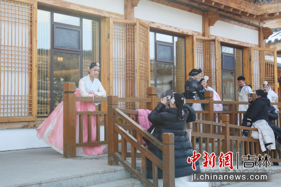 游客化身“朝鲜族公主”打卡拍照 延吉市委宣传部/供图