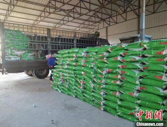 搬运工人将农资打包装车准备配送 受访者徐国臣供图
