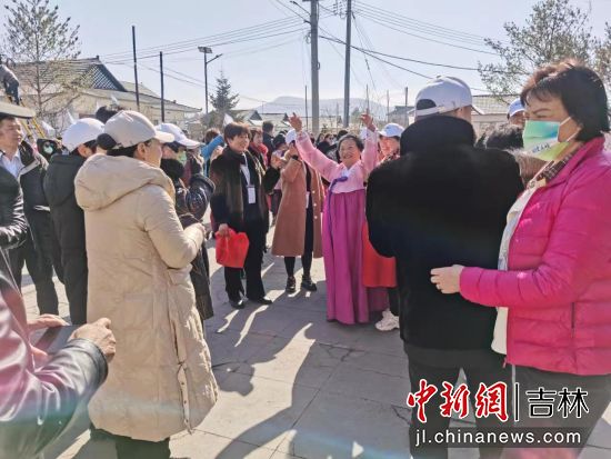 安图县奶头山村开展庆祝三八国际妇女节系列活动