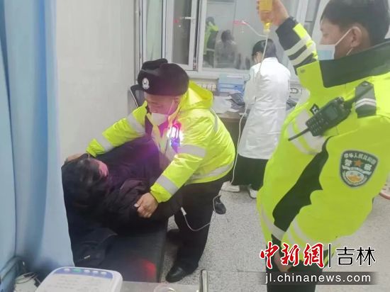 市民突发心梗 龙井交警紧急施救