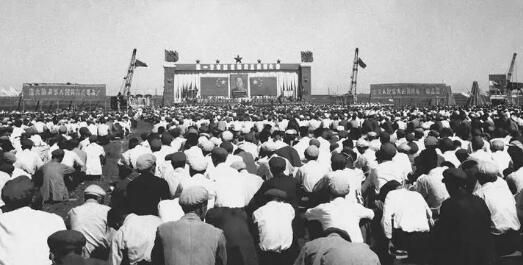 图为1953年7月15日,一汽奠基典礼大会会场(资料照片)。新华社发 图为1953年7月15日,一汽奠基典礼大会会场(资料照片)。新华社发