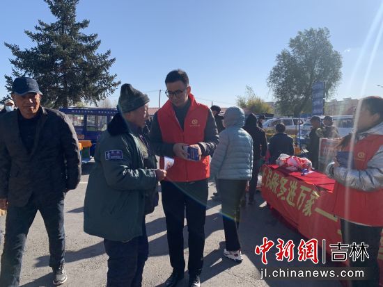 敦化市社会保险局到敖东大市场宣传社保政策 敦化市社会保险局到敖东大市场宣传社保政策
