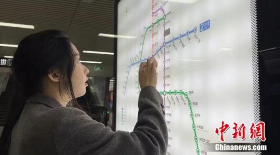 李佳梦正在坐地铁。吕盛楠 摄 李佳梦正在坐地铁。吕盛楠 摄
