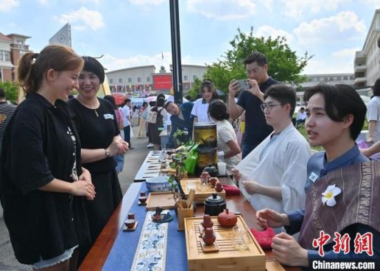 留学生体验功夫茶。张瑶 摄 留学生体验功夫茶。张瑶 摄
