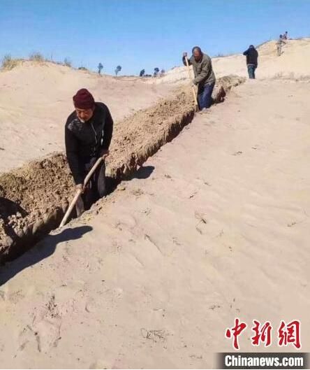 治理之前的白沙尖。(资料图)吉林省林业和草原局供图 治理之前的白沙尖。(资料图)吉林省林业和草原局供图