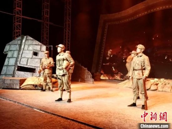 吉林艺术学院影视表演专业的大学生们与英雄人物跨时空对话。谭伟旗 摄 吉林艺术学院影视表演专业的大学生们与英雄人物跨时空对话。谭伟旗 摄