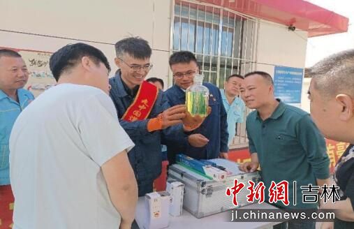 长春分公司工作人员对油品质量检测进行讲解。何佳慧/供图 长春分公司工作人员对油品质量检测进行讲解。何佳慧/供图