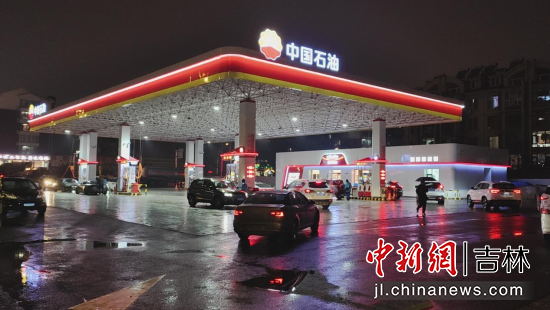 长春分公司东岭加油站及时清雪保运行无忧。李林燕/供图 长春分公司东岭加油站及时清雪保运行无忧。李林燕/供图