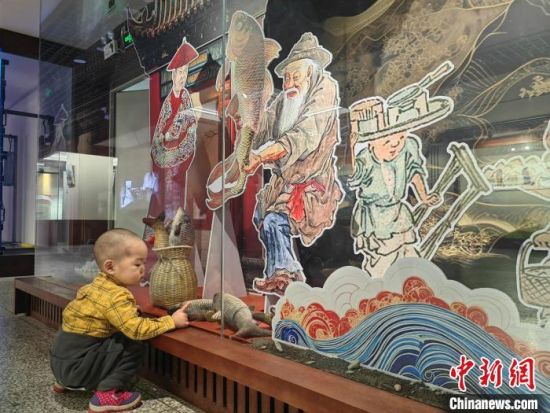 一名儿童在观展。 石洪宇 摄 一名儿童在观展。 石洪宇 摄