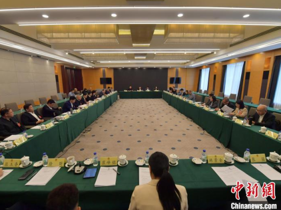1月13日,政协吉林省第十三届委员会第三次会议在长春开幕,吉林省政协港澳委员积极献策人参产业发展。 刘栋 摄 1月13日,政协吉林省第十三届委员会第三次会议在长春开幕,吉林省政协港澳委员积极献策人参产业发展。 刘栋 摄