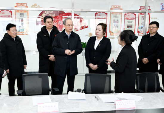 2月17日,省委书记黄强到延边州珲春市调研,在新安街道长安社区详细了解基层治理情况。张野 摄 2月17日,省委书记黄强到延边州珲春市调研,在新安街道长安社区详细了解基层治理情况。张野 摄