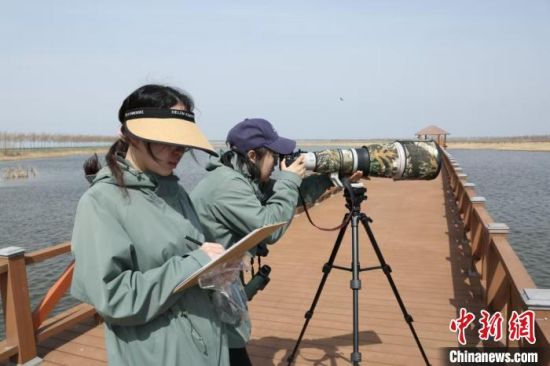 4月23日,吉林松原,候鸟保护巡护员竞技赛正在举行。 王万峰 摄 4月23日,吉林松原,候鸟保护巡护员竞技赛正在举行。 王万峰 摄