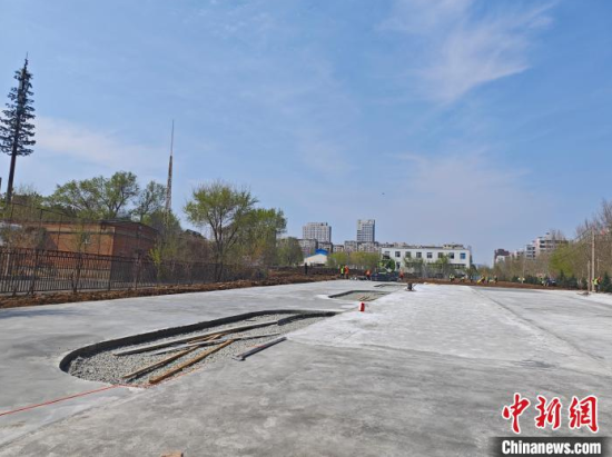 近日,在长春水文化生态园附近,工人们正在对围挡进行退让、拆除工作。谭伟旗 摄 近日,在长春水文化生态园附近,工人们正在对围挡进行退让、拆除工作。谭伟旗 摄