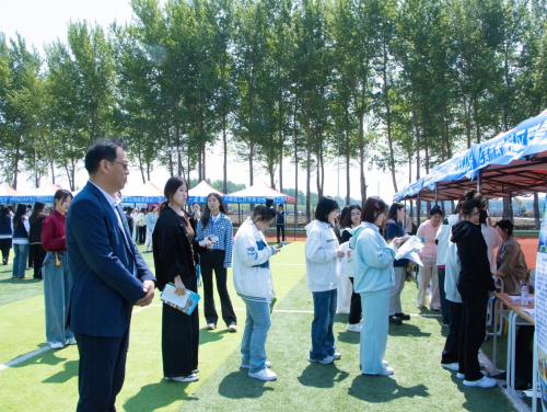 胡国良(左)到现场查看学生面试情况 胡国良(左)到现场查看学生面试情况