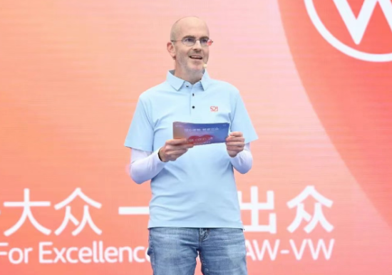 一汽-大众第一(财务)副总经理冯炎在主舞台开幕仪式上讲话 一汽-大众第一(财务)副总经理冯炎在主舞台开幕仪式上讲话