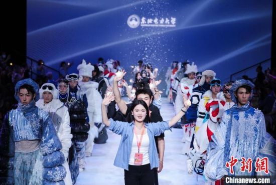 设计师在活动中表达致谢。 东北电力大学供图 设计师在活动中表达致谢。 东北电力大学供图