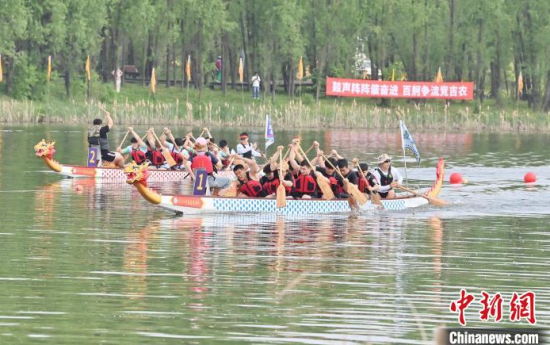 两支龙舟队在决赛中奋力冲刺。 张瑶 摄 两支龙舟队在决赛中奋力冲刺。 张瑶 摄
