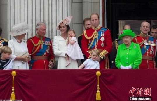 英举行阅兵庆祝女王90寿典 夏洛特公主首次出席